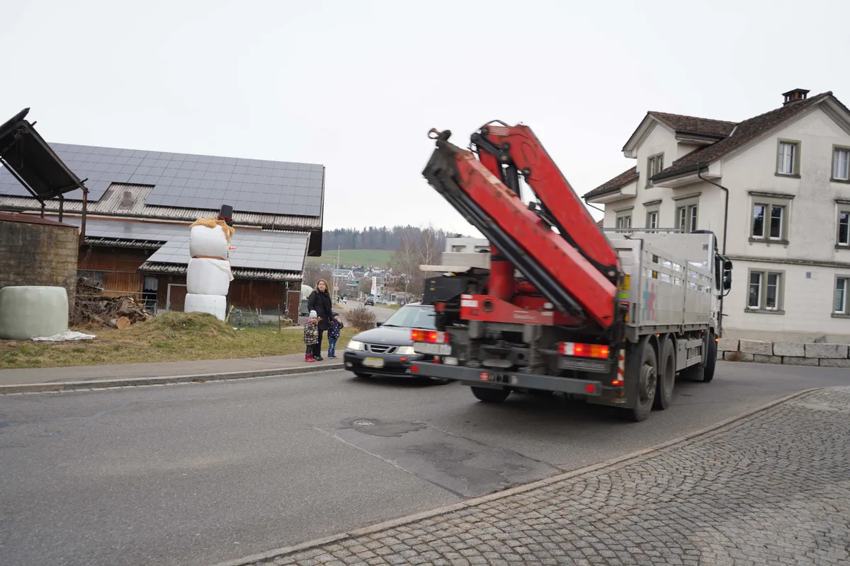 Dies ist die besagte Stelle, wo ab dem 18. August nun ein Fussgängerstreifen die Schulwegsicherheit erhöhen wird. Eine Kreuzung mit Fahrzeugen und Passanten.